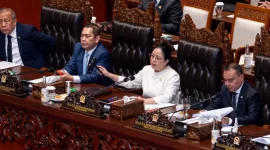 Pimpinan DPR saat rapat paripurna